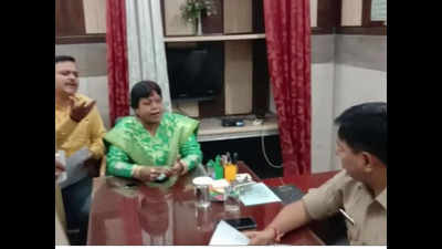 UP: Aligarh’s former BJP mayor enters SP office with media; officer objects