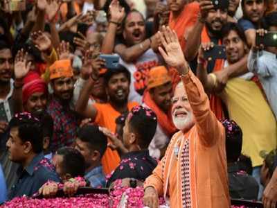 Cheers, shower of petals as Banarasis brave heat for PM