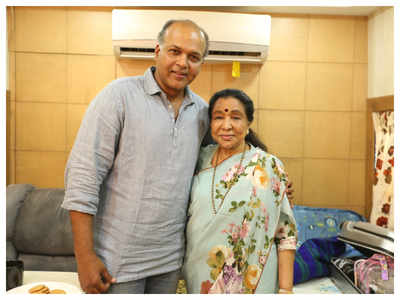 ‘Panipat’: Singer Asha Bhosle calls shots on the sets of Ashutosh Gowariker’s film