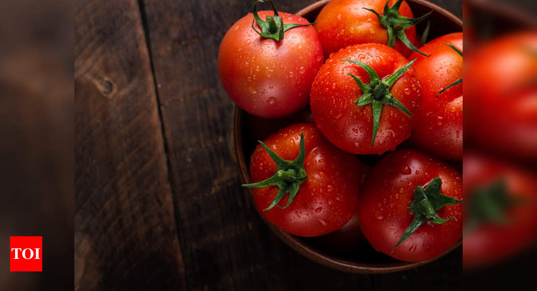 How tomatoes help in treating blackheads and whiteheads naturally