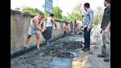 Cong, BJP lock horns over sanitation issue after Haridwar mayor’s husband cleans drain
