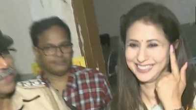 Urmila Matondkar casts her vote in Bandra, urges people to exercise their franchise