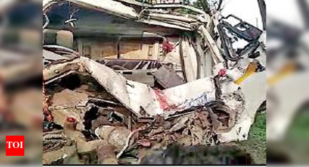 Five dead after vehicle rams stationary truck | Kolkata News - Times of ...