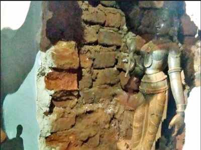 Stolen 100 years ago, idol found in wall