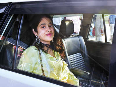 Janhvi Kapoor feels the heat in Lucknow