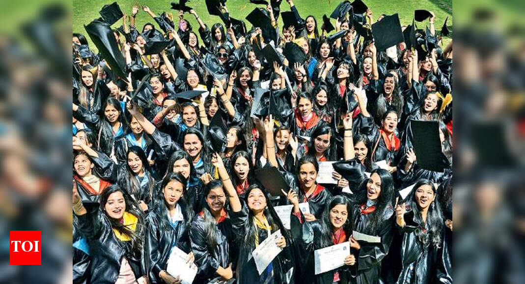 1 100 Graduates Awarded Degrees At MCM DAV College s Convocation