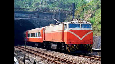 2.2 किमी खंडाला सुरंग में ट्रेन चालक दल को बात करने में मदद करने के लिए लीक हुई केबल | मुंबई समाचार - टाइम्स ऑफ इंडिया