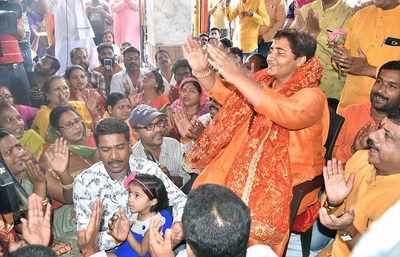Pragya visits temples, asks EC to reduce ban on campaigning from 72 hours to 12