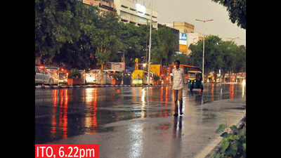 Fani sends rain to Delhi, mercury drops a little