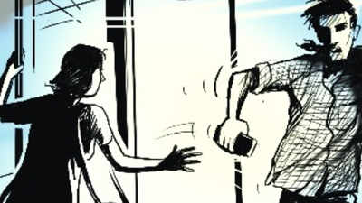 Woman confronts snatcher in Delhi's Rohini, gets phone back