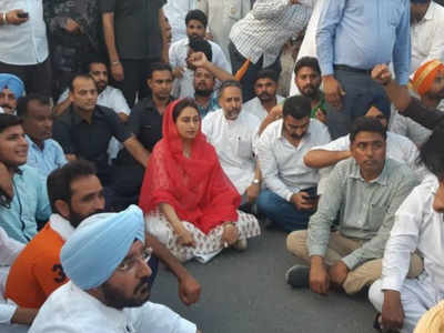 Harsimrat Kaur takes to road to protest against police inability to control protesters holding black flags against her
