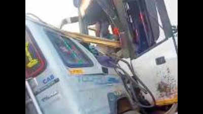 Fifteen killed in bus-van smash in Kurnool district