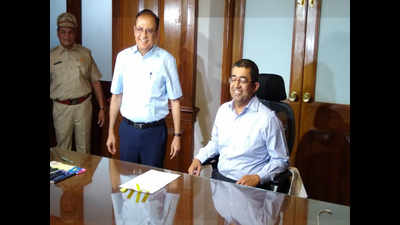 Praveen Pardeshi takes charge as new BMC chief