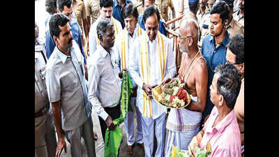 Telangana chief minister offers prayers at Srirangam temple