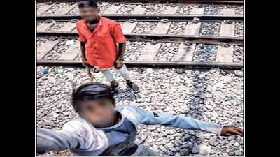 Gangs targeting passengers’ cellphones on the prowl near railway tracks