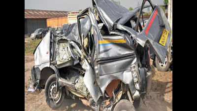 10 students injured as overloaded van overturned on Yamuna e-way