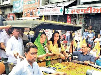 Hema Malini, Sunny Deol hold separate roadshows for Harsimrat Kaur Badal