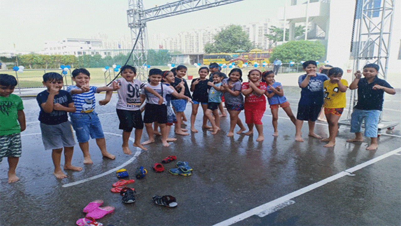 Noida kids treated to a rain rumba dance | Events Movie News - Times of  India