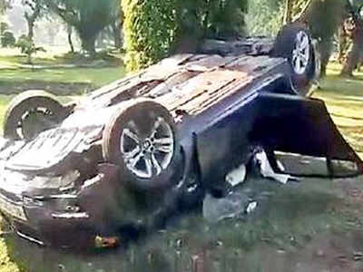 Speeding BMW crashes into pavement in Delhi