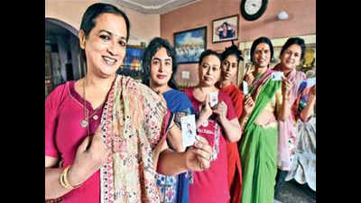 Transgenders make their own queue, face objection
