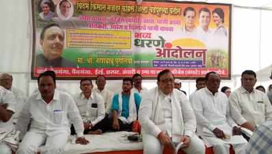 Cong stages sit-in for barrages on Chanda district rivers