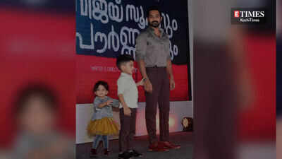 Watch Asif Ali’s kids have fun onstage