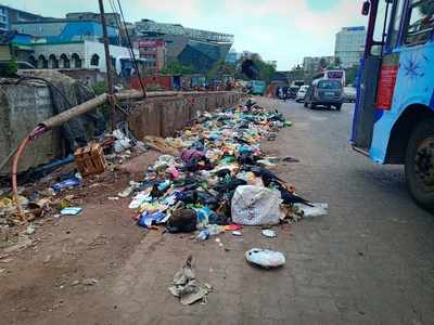 open dumping of garbage on SCLR over Mithi River b - Times of India