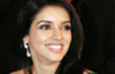 Asin sheds inhibitions for Salman