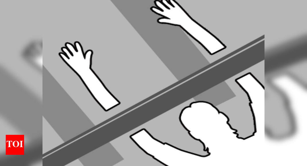 Man dies after being hit by train on tracks in Mumbai | Mumbai News ...