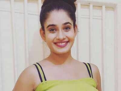 Bhojpuri actress Ritu Singh held at gunpoint by a young stalker threatening to marry her