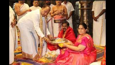 Tamil Nadu CM worships Lord Venkateswara at Tirumala temple