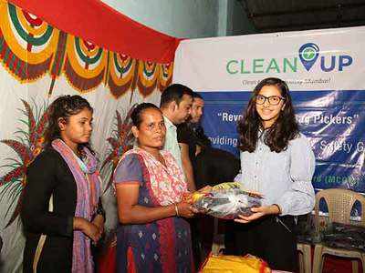 200 Mumbai ragpickers receive gumboots and raincoats at this event