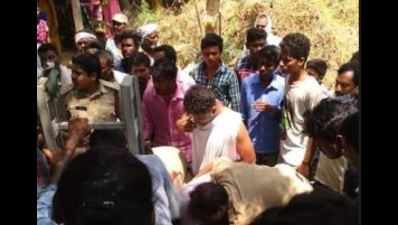 Karimnagar: Inspector rescues two after they got stuck inside a well