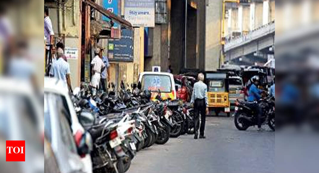 Illegal parking turns Chennai's Vadapalani junction into traffic