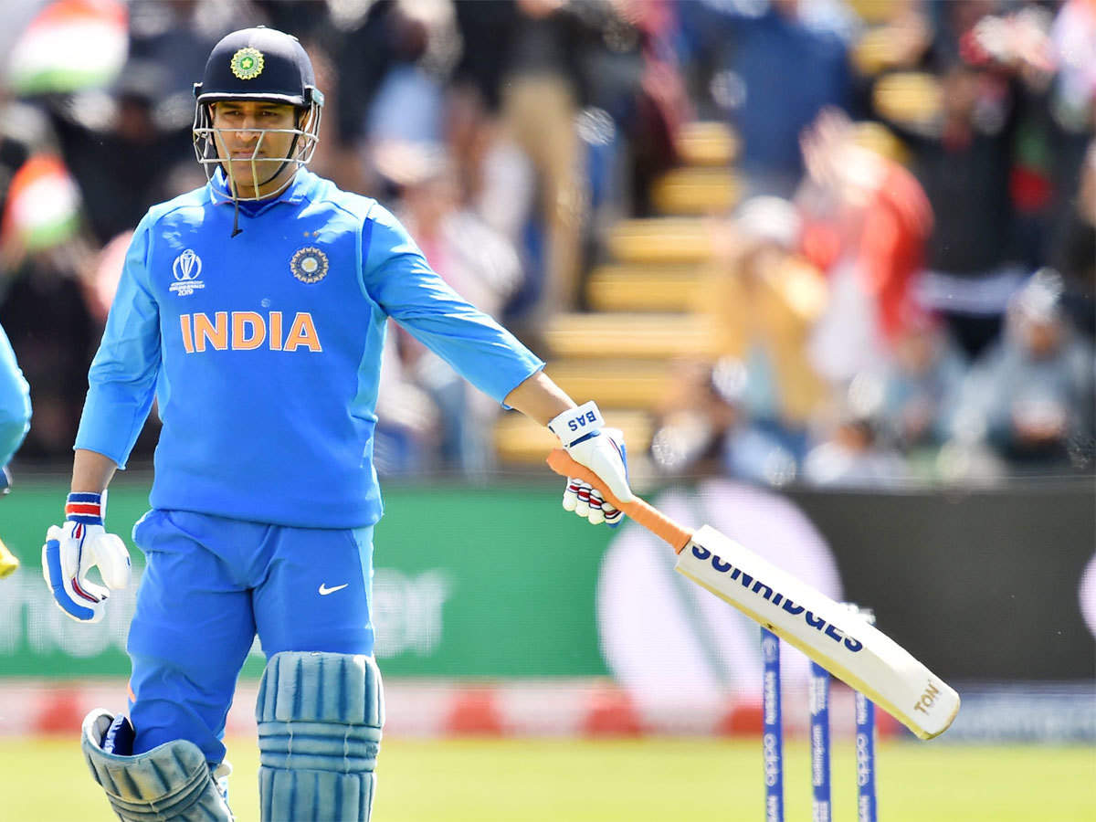 Watch Ms Dhoni Sets Field For Bangladesh During World Cup Warm Up Match Cricket News Times Of India