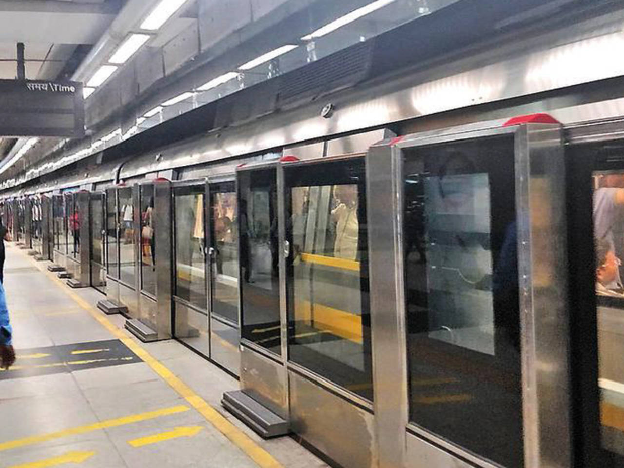 Platform screen doors up and running at Rajiv Chowk metro station | Delhi  News - Times of India