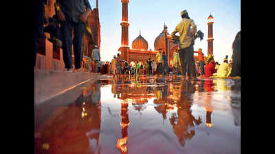 Capital congregates at Shah Jahan’s mosque to fast and feast on Ramzan