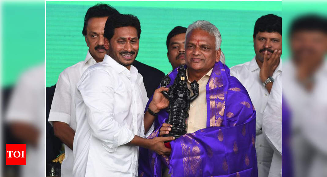 Jagan Honours Malladi Krishnarao: Andhra Pradesh: Jaganmohan Reddy ...