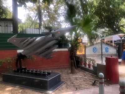 Outside IAF chief’s residence, a Rafale ‘rub-in’ for Congress