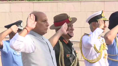 Rajnath Singh pays tribute to martyrs at National War Memorial