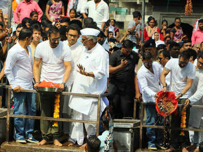 Ajay Devgn immerses ashes of his father Veeru Devgan in Nashik