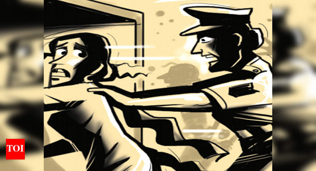 Delhi: Woman cop suspended for assaulting senior citizen | Delhi News ...