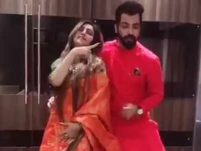 Watch: Bigg Boss 11's Arshi Khan and BB 10's Manu Punjabi groove to a popular Bollywood number