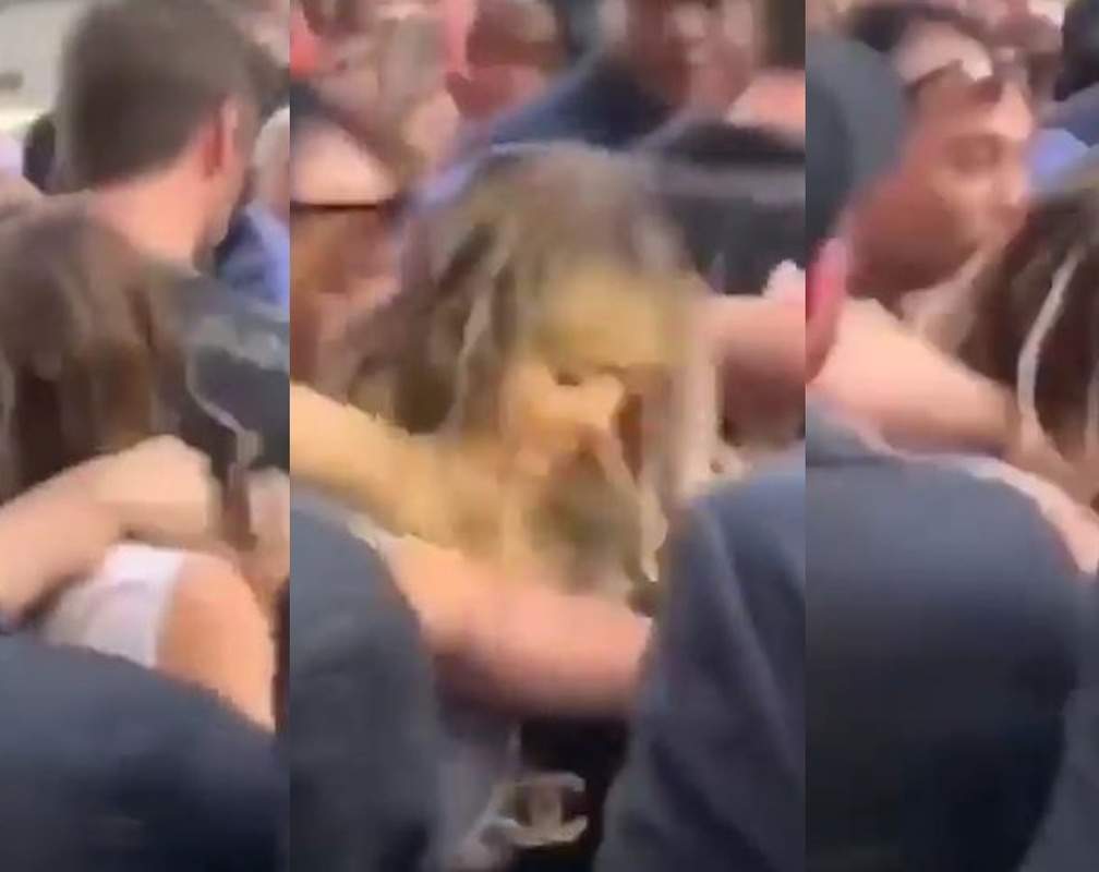 
Miley Cyrus forcefully kissed by a fan in Barcelona
