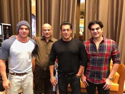 Salman Khan shares a picture with Sooraj Barjatya, Arbaaz and Sohail Khan; captions, "Hum sab saath hain #Bharat"
