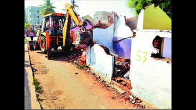Drive to demolish illegal houses at Jeeva Nagar begins