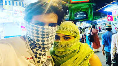 Eid Mubarak: Sara Ali Khan and Kartik Aaryan visit a mosque covering their faces