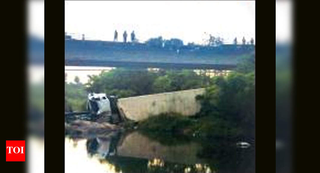 Truck plunges into river in Canacona | Goa News - Times of India
