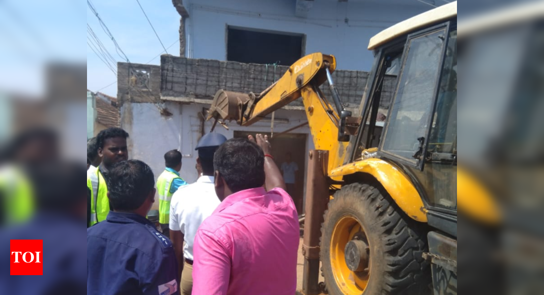 Encroachments on service roads of Trichy  Dindigul National 