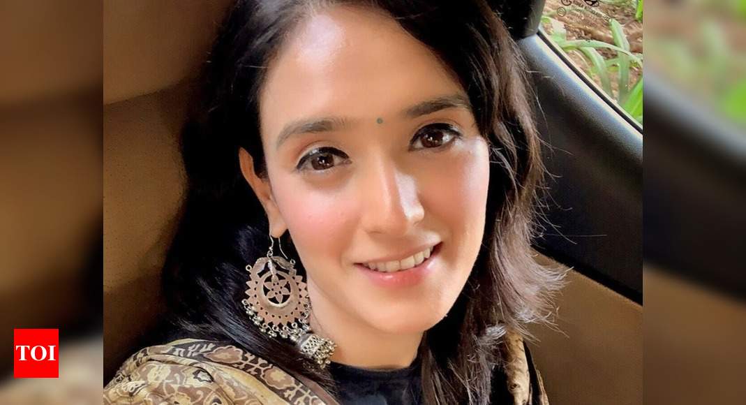 Pankhuri Awasthy starts shooting as Vedika for Yeh Rishta Kya Kehlata ...